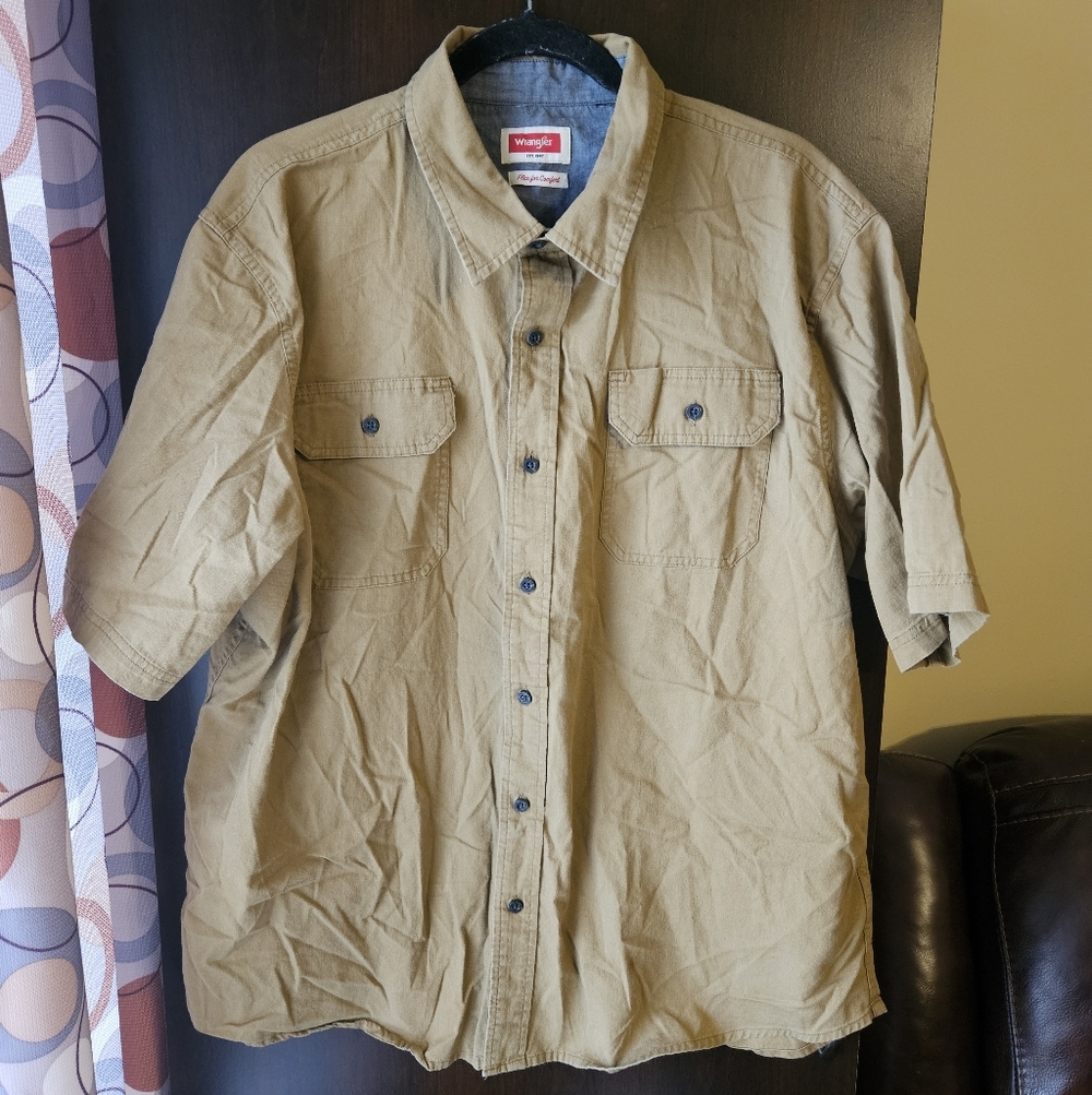 Wrangler Men's Khaki Short Sleeve Button Down Shirt